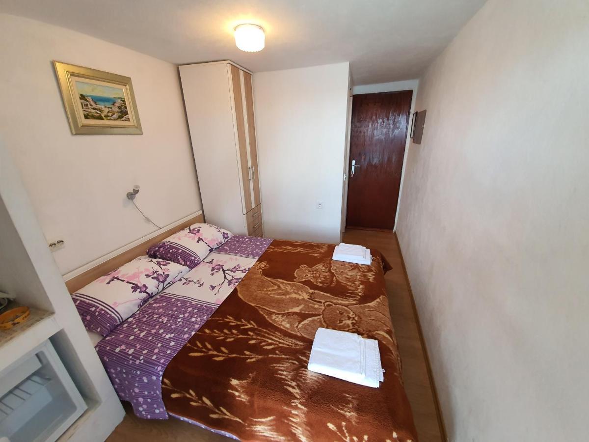 Apartment And Rooms Lucica คอมีชา ภายนอก รูปภาพ