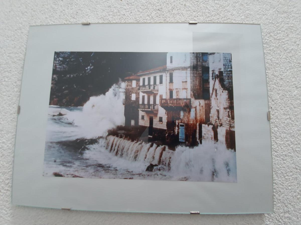 Apartment And Rooms Lucica คอมีชา ภายนอก รูปภาพ