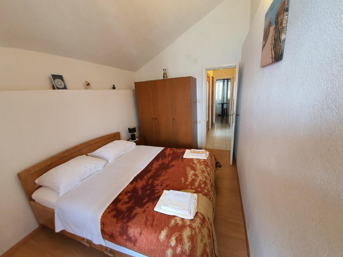 Apartment And Rooms Lucica คอมีชา ภายนอก รูปภาพ