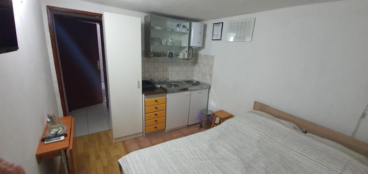 Apartment And Rooms Lucica คอมีชา ภายนอก รูปภาพ