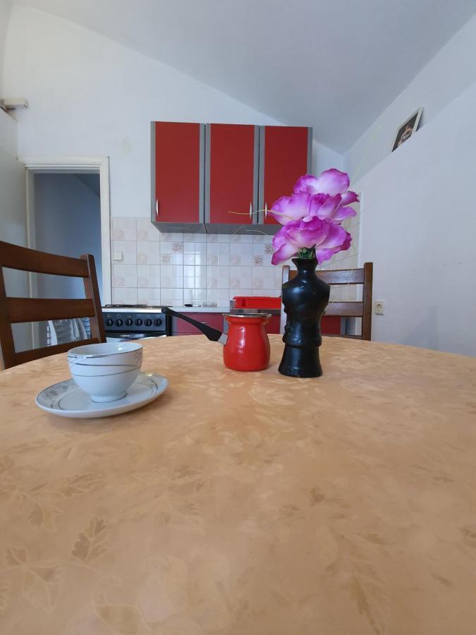 Apartment And Rooms Lucica คอมีชา ภายนอก รูปภาพ