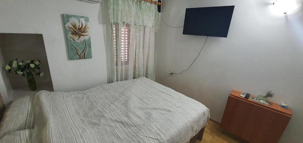 Apartment And Rooms Lucica คอมีชา ภายนอก รูปภาพ